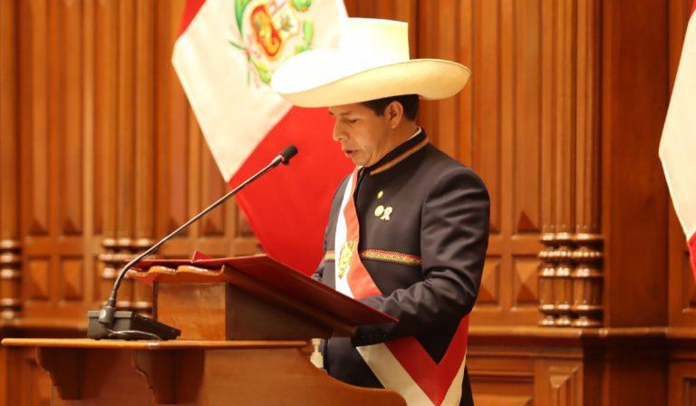 Pedro Castillo asume la Presidencia del Perú para gobernar en solitario