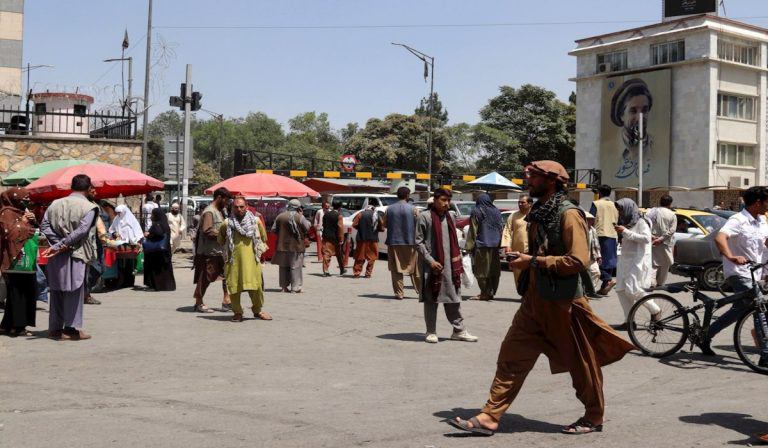 Caos en el aeropuerto de Kabul estanca las evacuaciones