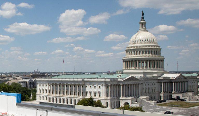Senado de EE. UU. traza propuesta de $3,5 billones para energía limpia y asuntos sociales