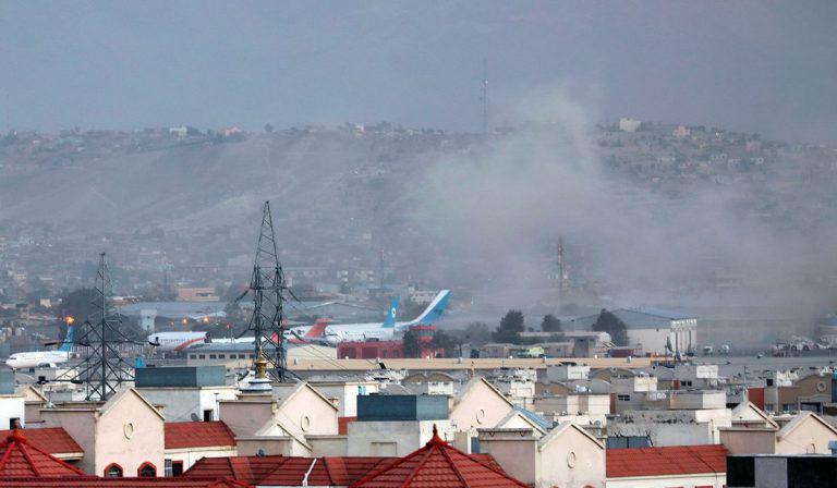 Explosión en el aeropuerto de Kabul, en Afganistán, deja decenas de fallecidos