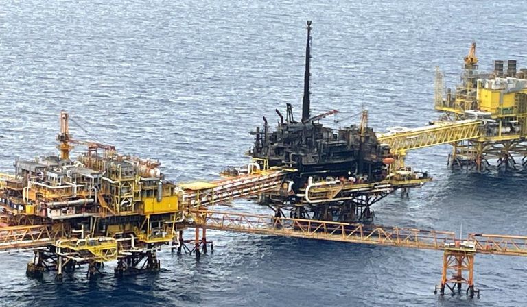 Pemex investiga incendio en plataforma petrolera que afectó su producción