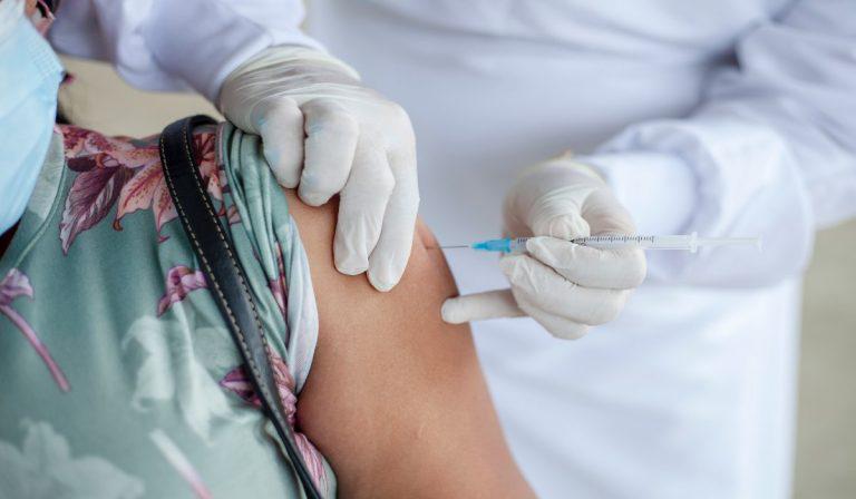 Colombia aplica de este sábado terceras dosis de vacuna anticovid a mayores de 60 años