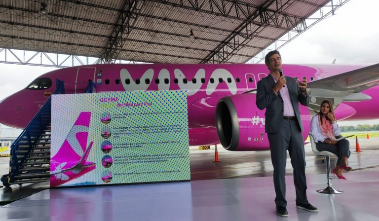 Viva presenta nuevo avión «pink» para luchar contra el cáncer de mama