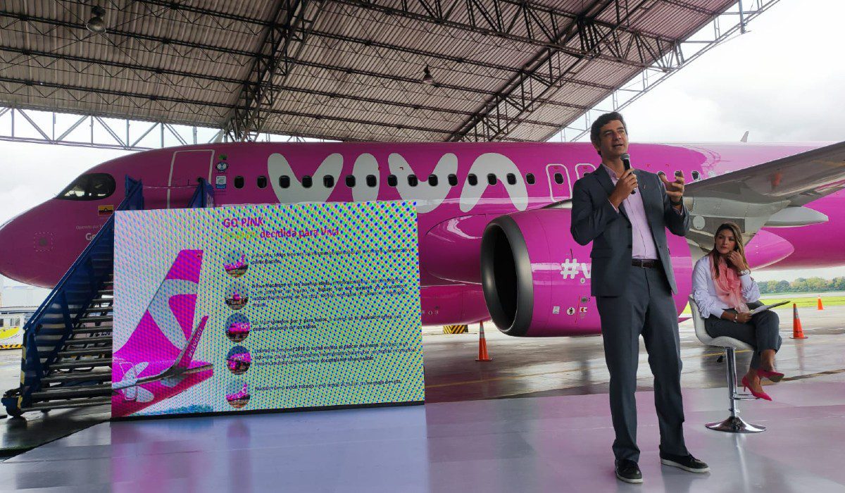 Viva presenta nuevo avión "pink" para luchar contra el cáncer de mama