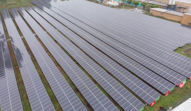 En detalle: la primera granja solar del sector metalúrgico en Colombia