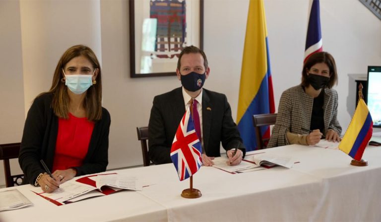Colombia y Reino Unido firman acuerdo para reactivación férrea