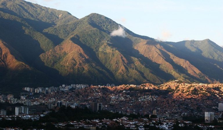 La pobreza extrema en Venezuela se agudiza y PIB cayó 74 % en seis años