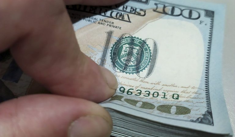Dólar en Colombia 4 de enero: cierra al alza y vuelve a rozar los $4.100; tasas de TES, al alza