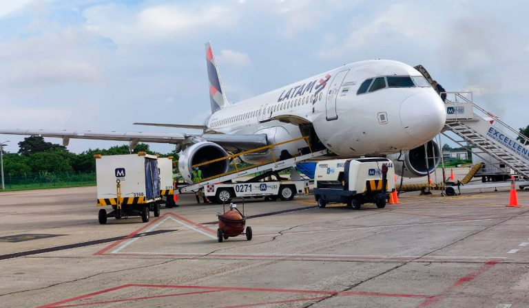 Latam anuncia la cancelación de 53 vuelos esta semana en Colombia por ómicron