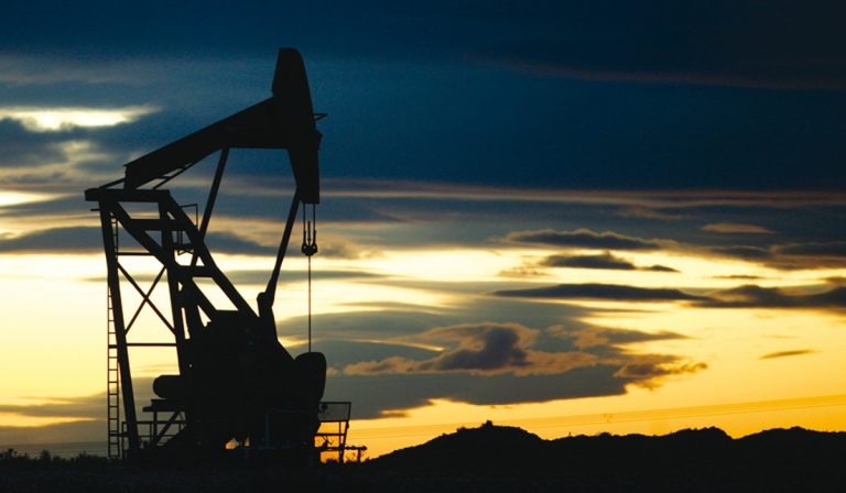 Premercado | Precios del petróleo vuelven a caer a barrera de los US$80 por barril