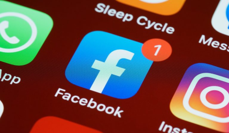 Facebook: se desploman acciones por caída de ganancias al cierre de 2021