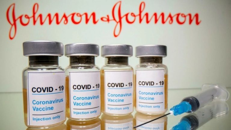 Johnson & Johnson suspende temporalmente fabricación de vacuna contra Covid-19