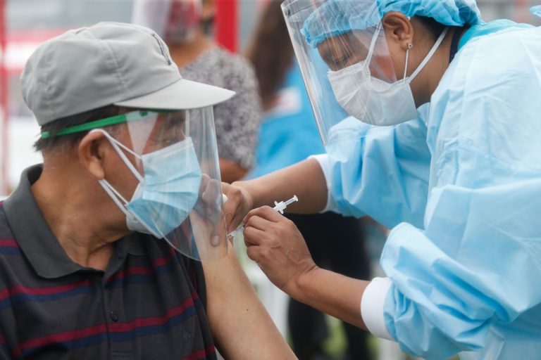 Mayores de 50 años en Colombia podrán aplicarse vacuna de refuerzo contra Covid-19