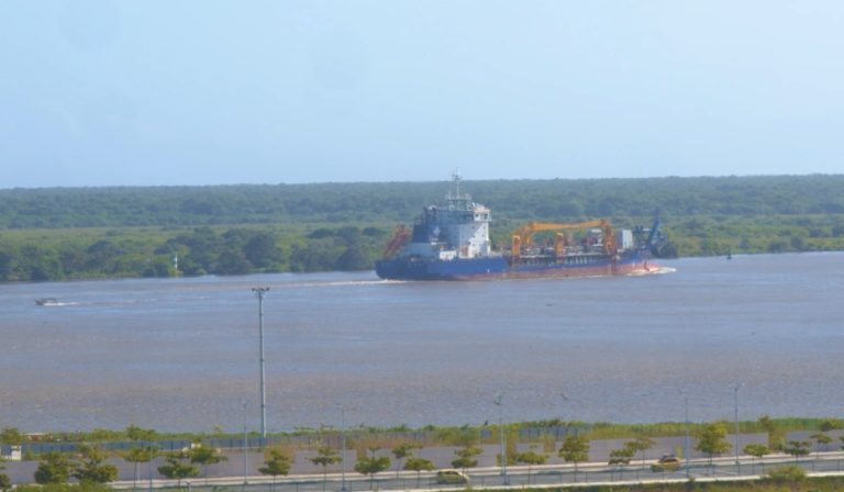Draga china inicia mantenimiento del canal de acceso al puerto de Barranquilla