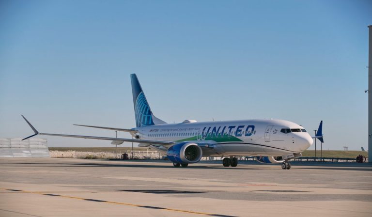 United Airlines realizó el primer vuelo de la historia en usar combustible 100% sostenible