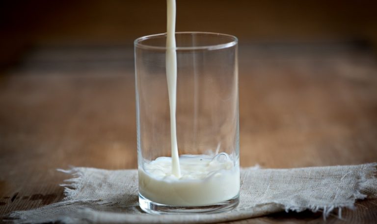 Superindustria abre investigación a 4 empresas por presunta adulteración de leche