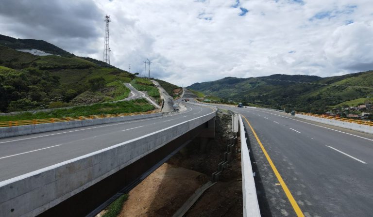 En fotos: así se abren paso, entre montañas, las vías 4G de Antioquia