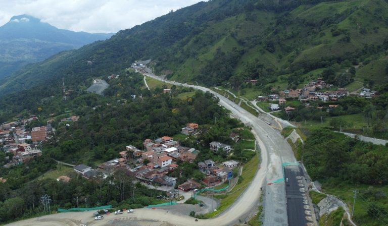Cierre total en vía de Pacífico 1, en Antioquia; alto tráfico vehicular en La Línea
