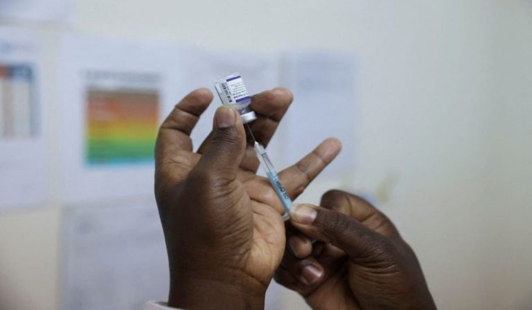 Pfizer y BioNTech anunciaron inicio de ensayos de vacuna contra variante ómicron