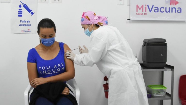 Migrantes que transiten por zonas fronterizas de Colombia serán vacunados contra Covid-19