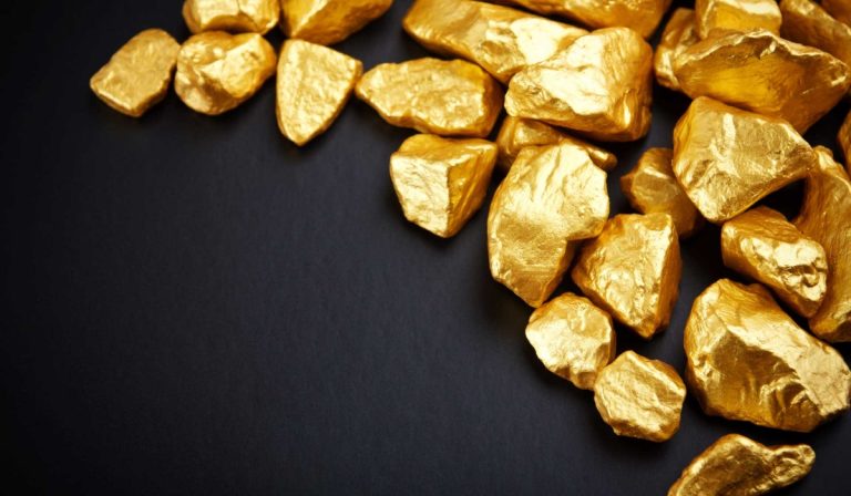 Precio del oro cae 1% por alza del dólar y tasas; precio del cobre también baja
