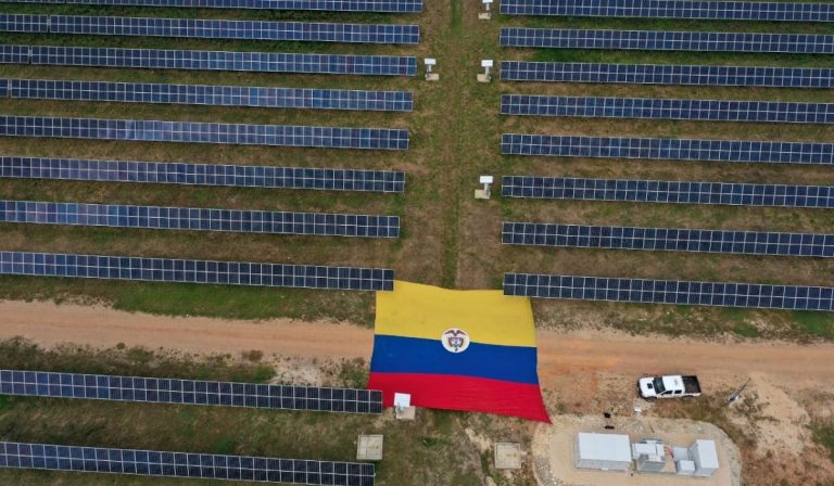 Inauguran planta solar La Sierpe con 65.000 paneles en Sucre (Colombia)