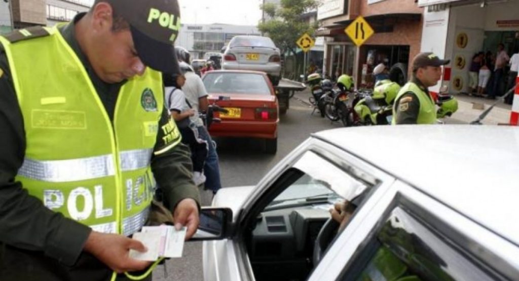 Agente impone una multa de tránsito