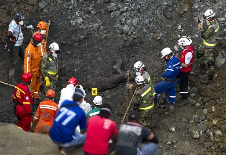 Aún hay nueve mineros desaparecidos tras derrumbe de mina en Boyacá