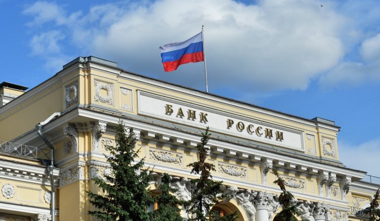 Banco de Rusia sube tasas a 20% ante fuerte caída del rublo; avalan nuevas sanciones
