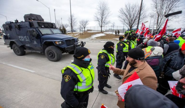 Se reabre puente entre Estados Unidos y Canadá, por desalojo de manifestantes