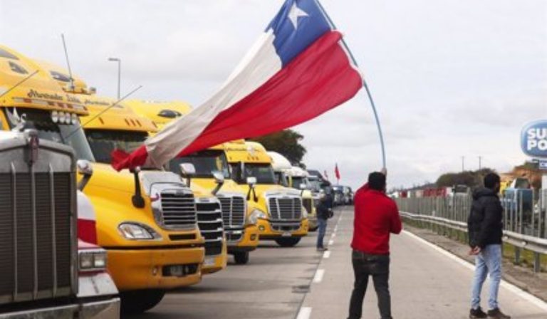 Transportadores chilenos anuncian cese de bloqueos al norte del país