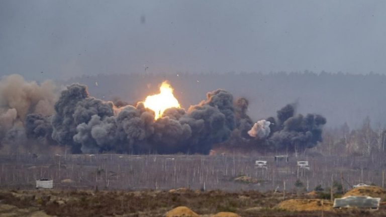 Premercado | Nuevos bombardeos de Rusia a Ucrania golpean bolsas mundiales