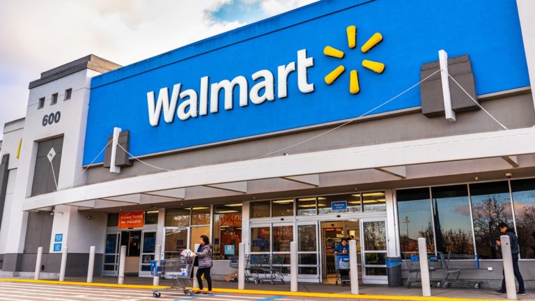 Walmart aumentó ingresos en cuarto trimestre; recomprará acciones