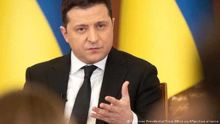 Ucrania ofrece negociar para detener la guerra; Rusia enviará delegación