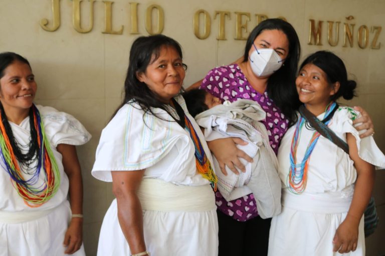 Responsabilidad social: comunidad indígena colombiana sonríe gracias a donación de prótesis dentales