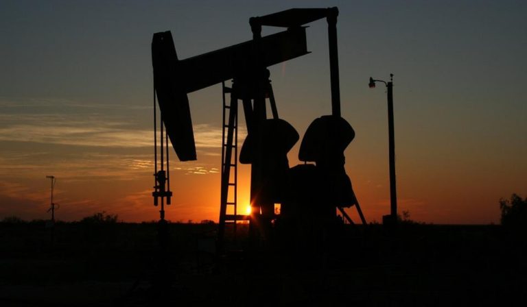 Precios del petróleo continúan con abrupta caída: pierden casi 10 % esta semana