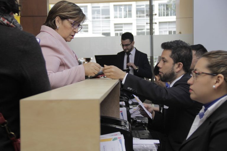 Gobierno colombiano oficializa aumento para servidores públicos
