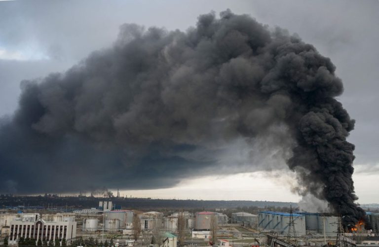 Destrucción de refinerías en Ucrania afectará aún mas precios de los combustibles