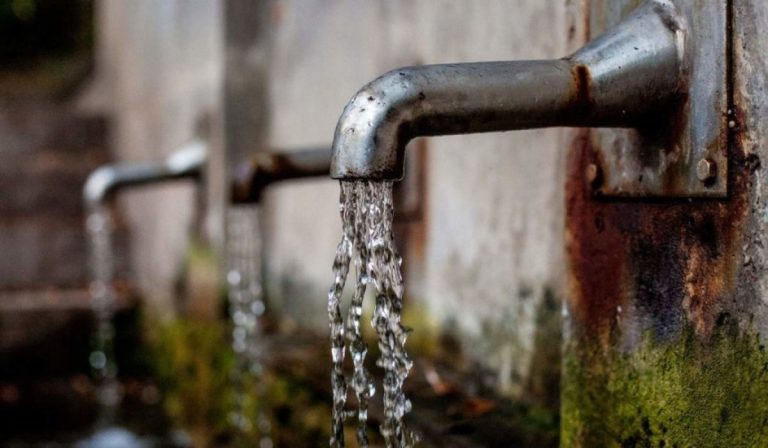 ¿Cuál es la principal problemática del agua en las grandes ciudades?