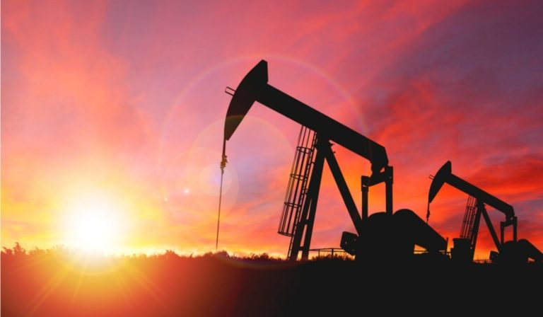 Petróleo cae más de 8%, rompe piso de US$100 por temores de recesión