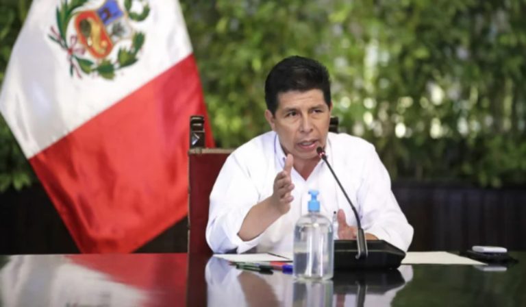 Presidente de Perú ordenó toque de queda en Lima y Callao ante protestas