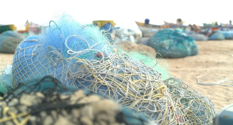 Reutilizan las redes de pesca desechadas para crear material ecológico