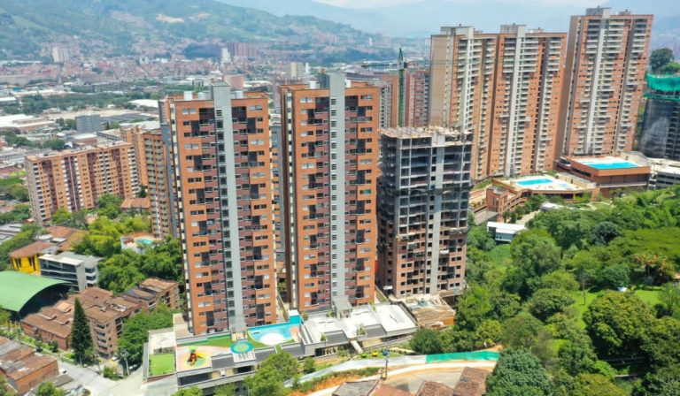 Crédito a hogares en Colombia sube y se acerca a nivel previo a crisis de 2008