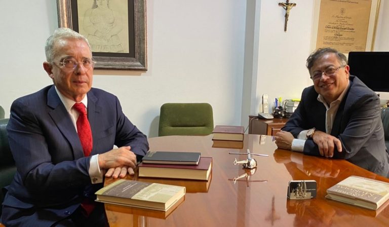 Avanza reunión entre Gustavo Petro y expresidente Álvaro Uribe