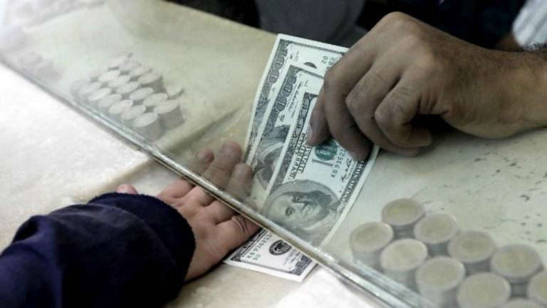 ¿Cuánto vale hoy un dólar en las casas de cambio en Colombia?