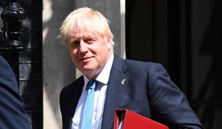 En medio de ovaciones y abucheos, Boris Johnson se despide del Parlamento en Londres