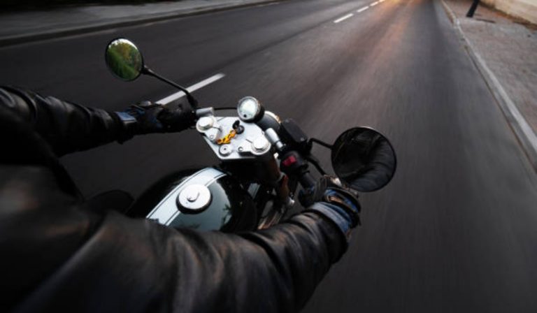 ¿Cuánto vale y cómo sacar el pase de moto en Colombia?