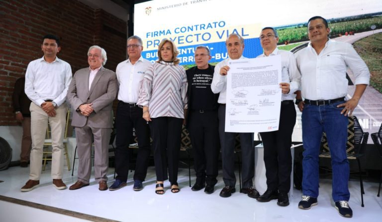 Gobierno y Sacyr firman contrato de megaproyecto por $4 billones en Colombia