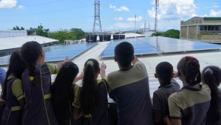 Con paneles solares en colegio oficial, Barranquilla inició transición a energías limpias