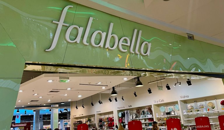 Falabella evalúa cerrar tiendas en Chile, Colombia y Perú